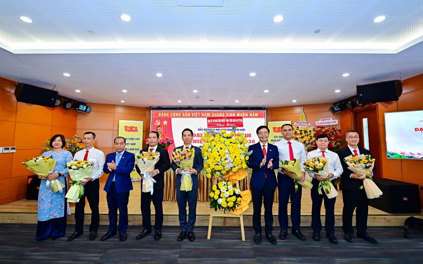 BCH Đảng bộ PQPOC nhiệm kỳ 2025-2030 cam kết xây dựng tập thể vững mạnh, chủ động, sáng tạo và đồng hành cùng toàn hệ thống thực hiện thắng lợi mọi mục tiêu đã đề ra.
