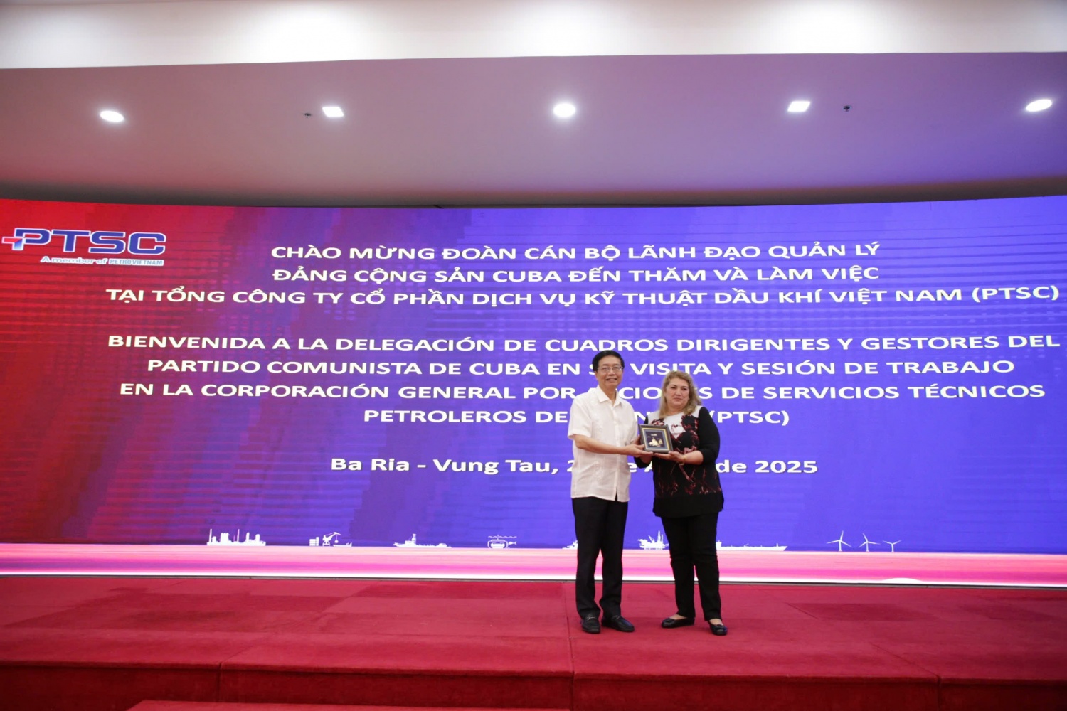 Ông Trần Quang Dũng, Phó Bí thư thường trực Đảng ủy Petrovietnam tặng quà lưu niệm cho đoàn công tác Cuba.