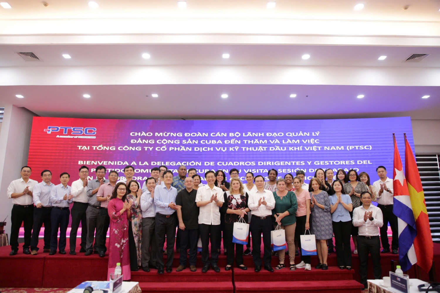 Các đại biểu tham dự buổi làm việc.