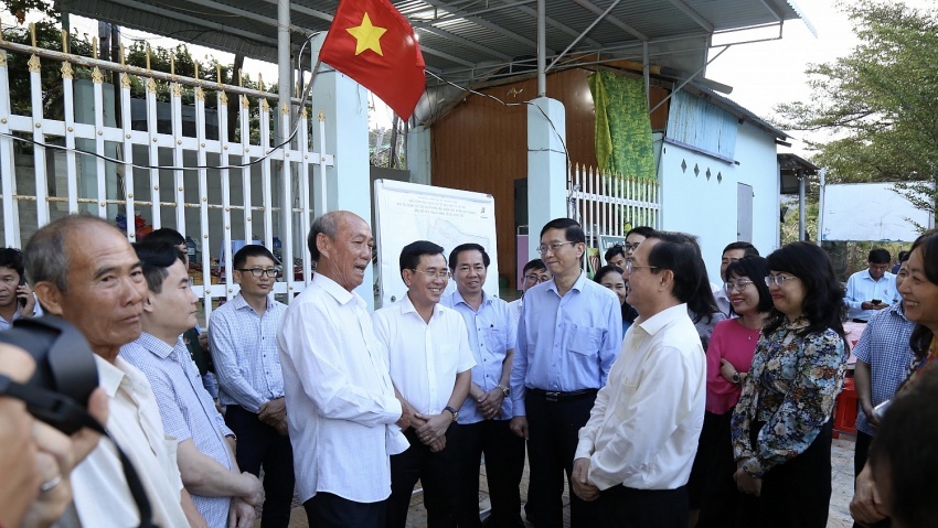 Lãnh đạo Petrovietnam cùng đoàn công tác Ban Tuyên giáo và Dân vận Trung ương trao đổi, lắng nghe ý kiến, nguyện vọng của người dân trong khu vực Dự án