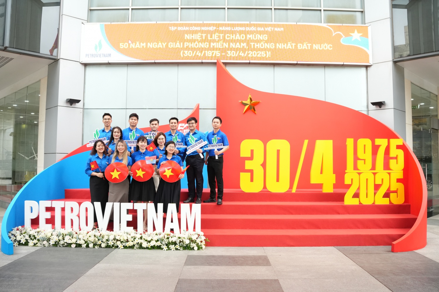 Các đoàn viên, thanh niên Petrovietnam tham gia chụp ảnh, check-in hưởng ứng kỷ niệm 50 năm Ngày Giải phóng miền Nam, thống nhất đất nước