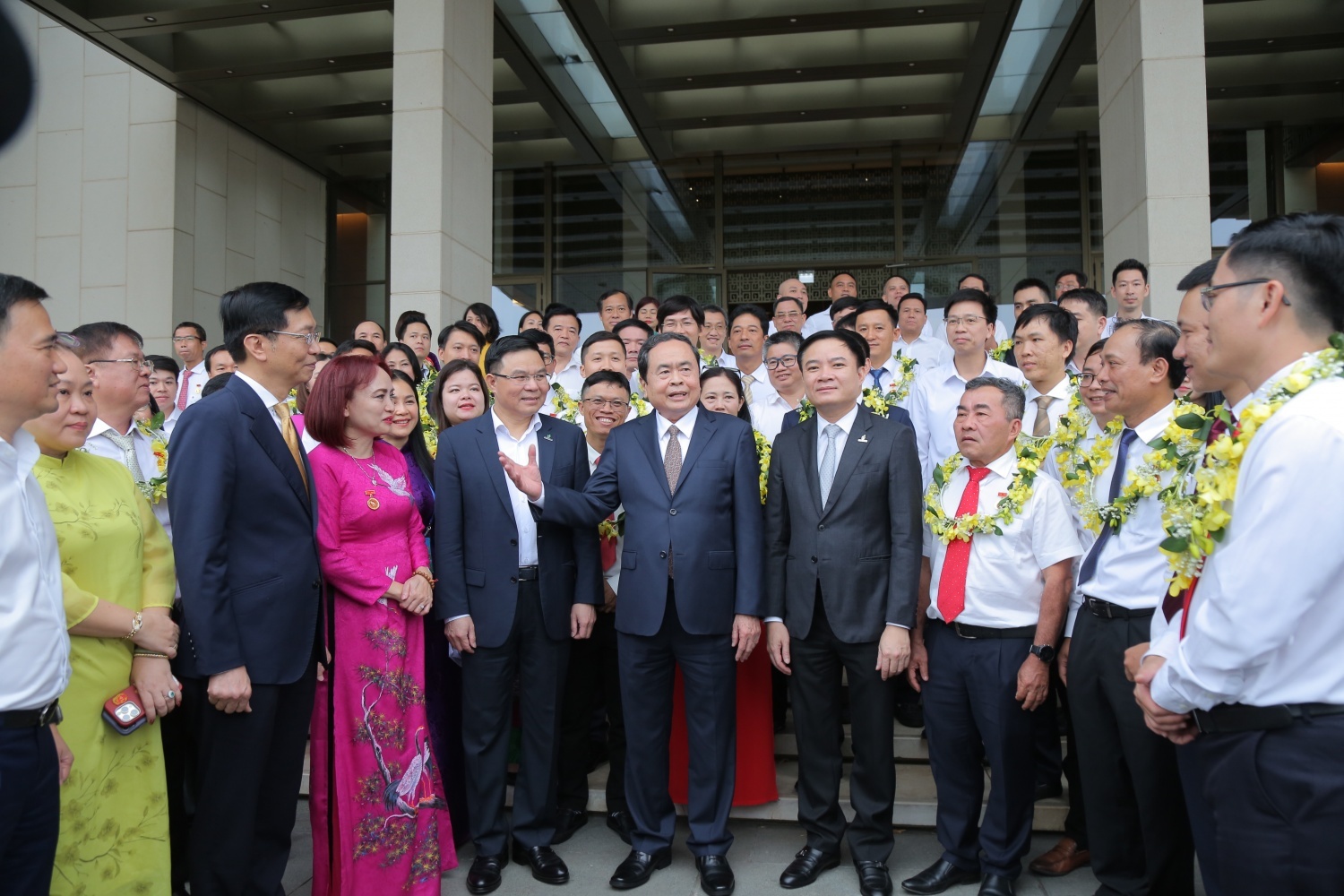 Chủ tịch Quốc hội Trần Thanh Mẫn trao đổi với đội ngũ lãnh đạo và người lao động tiêu biểu của Petrovietnam