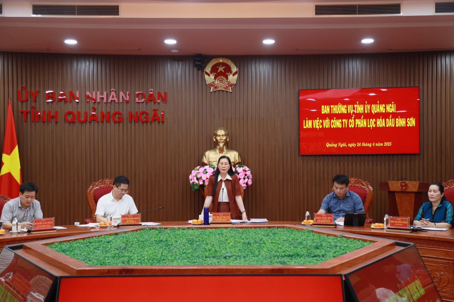 Đồng chí Bùi Thị Quỳnh Vân - Bí thư Tỉnh ủy, Chủ tịch HĐND tỉnh Quảng Ngãi đề nghị các cấp ngành liên quan phối hợp, tháo gỡ những khó khăn của BSR trong triển khai Dự án NCMR NMLD Dung Quất.