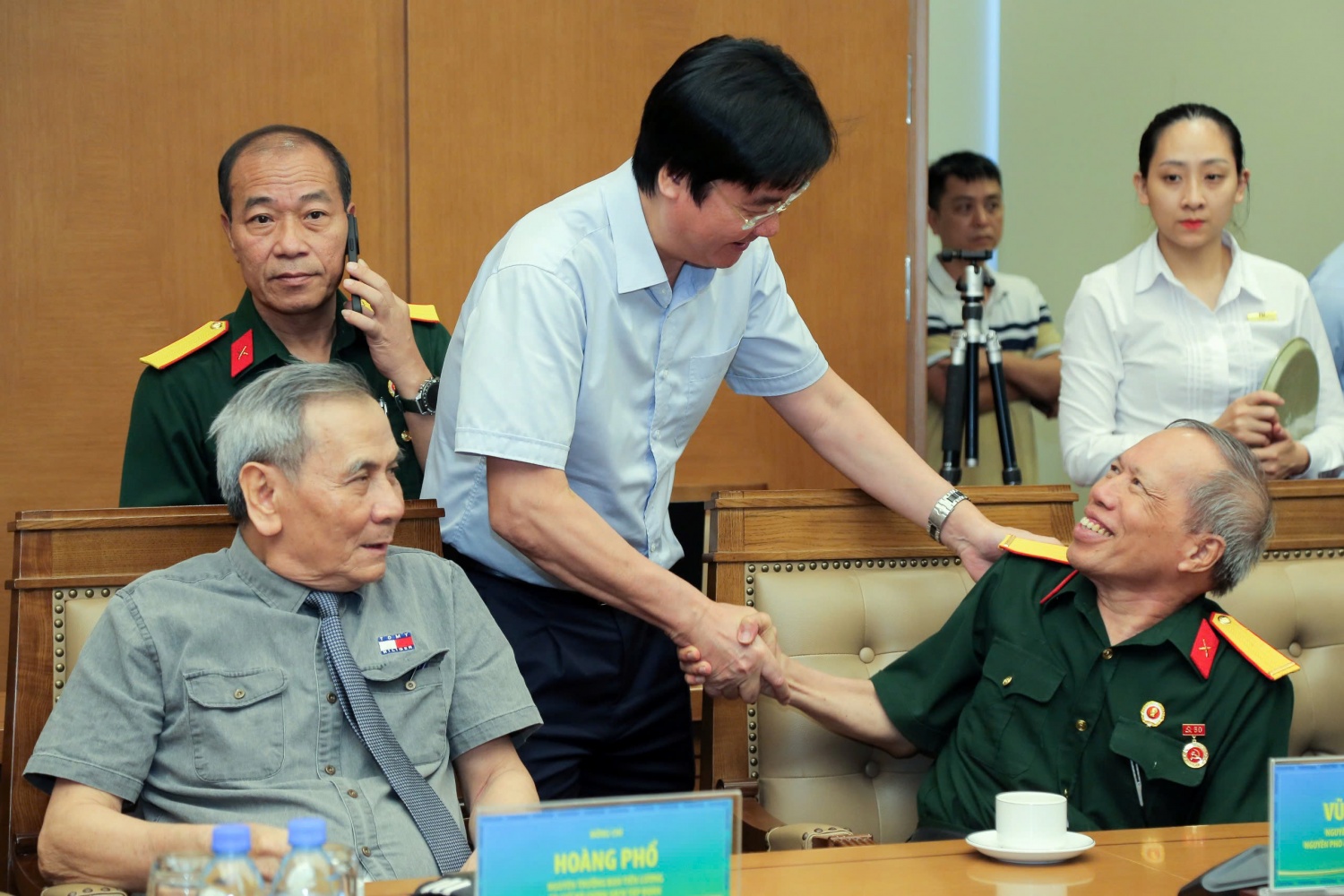 Các đại biểu hỏi thăm, tri ân các CCB.