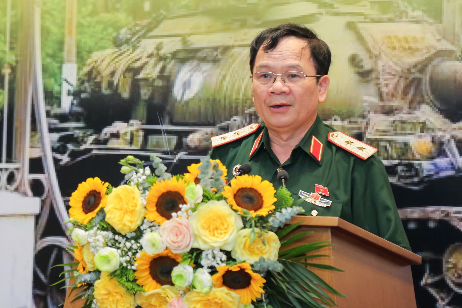 Trung tướng Khuất Việt Dũng - Phó Chủ tịch Hội CCB Việt Nam bày tỏ sự xúc động, gửi lời tri ân các CCB đã đặt nền móng cho sự hình thành và phát triển của ngành Dầu khí, cũng như Petrovietnam ngày nay.