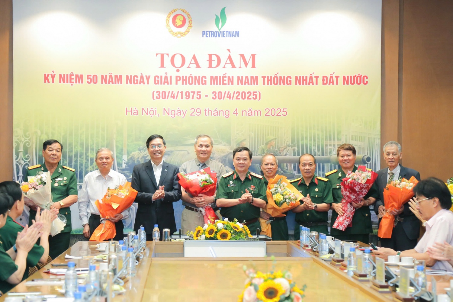 Lãnh đạo Tập đoàn, Hội CCB Việt Nam, Hội CCB Petrovietnam tặng hoa tri ân các CCB.