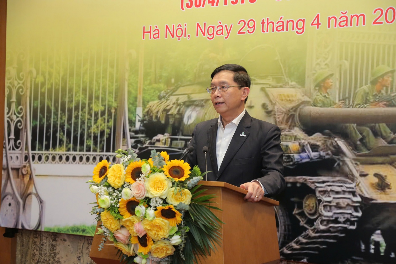 Đồng chí Trần Quang Dũng, Phó Bí thư Thường trực Đảng ủy Petrovietnam cho biết, toàn Tập đoàn đang thi đua sôi nổi với tinh thần thần tốc, táo bạo như khí thế của ngày 30/4 lịch sử, đẩy nhanh, đẩy mạnh hoàn thành các công trình, dự án.
