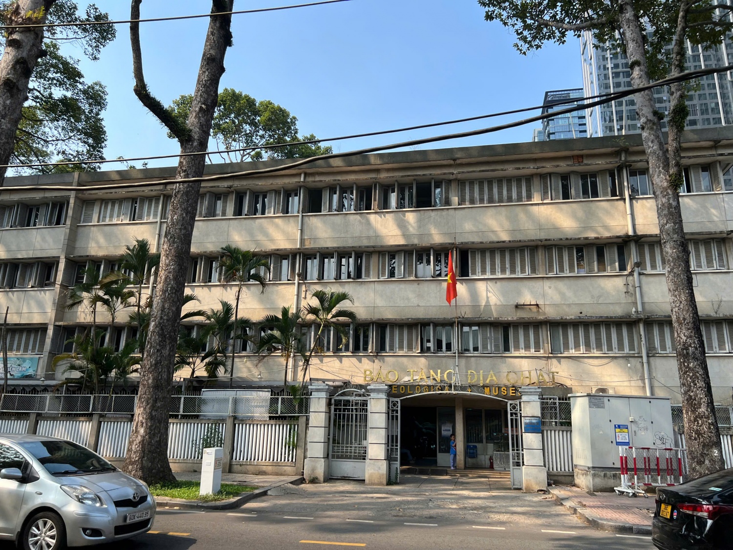 Tổng cuộc Dầu hỏa và Khoáng sản đóng ở một góc của Thảo Cầm Viên, nay là Bảo tàng Đia chất