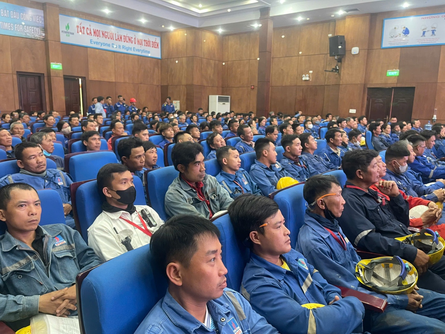 Đông đảo NLĐ của các nhà thầu làm việc tại NMLD Dung Quất tham dự chương trình HSE Mass TBT tháng 4/2025 do BSR tổ chức.