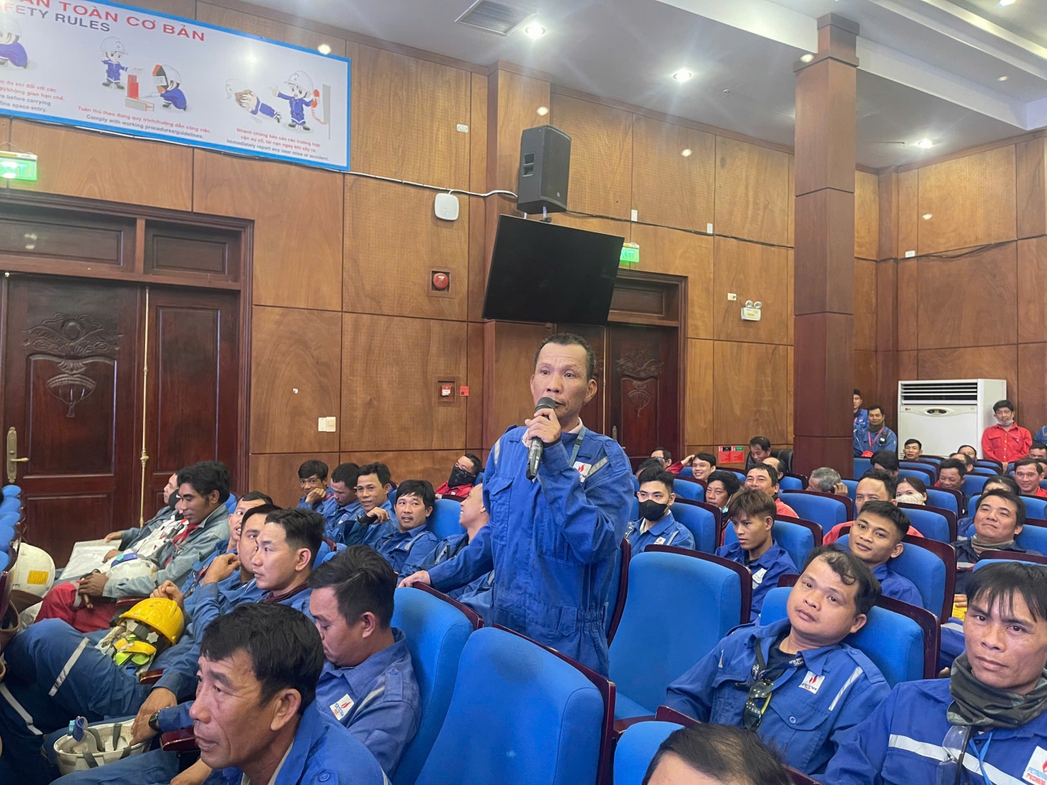 NLĐ thuộc các đơn vị nhà thầu tích cực tham gia trả lời câu hỏi tình huống tại chương trình.