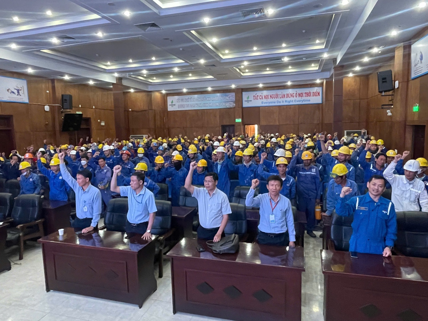 CBCNV BSR và NLĐ các đơn vị nhà thầu cùng thể hiện sự đồng lòng giữ vững an toàn lao động tại NMLD Dung Quất.