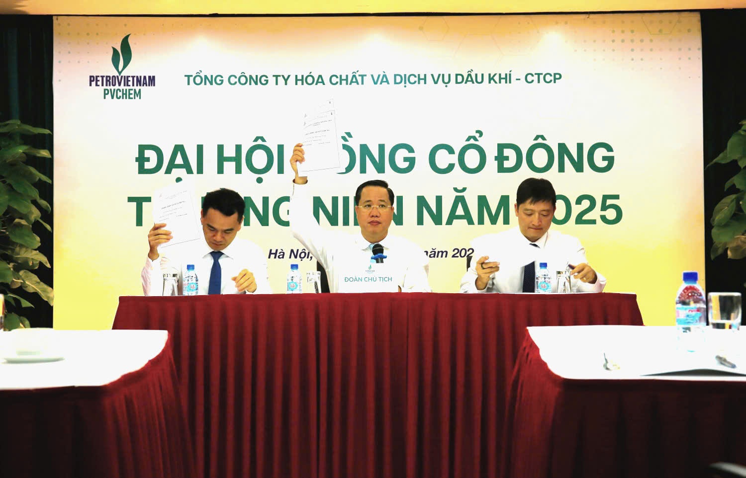 Đoàn Chủ tịch chủ trì Đại hội đồng cổ đông thường niên PVChem năm 2025.