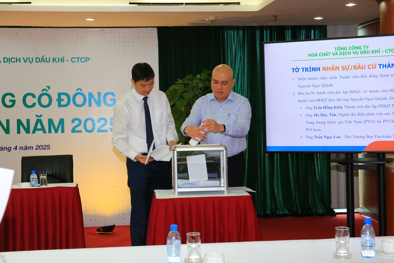 Các cổ đông thực hiện bỏ phiếu tại Đại hội.