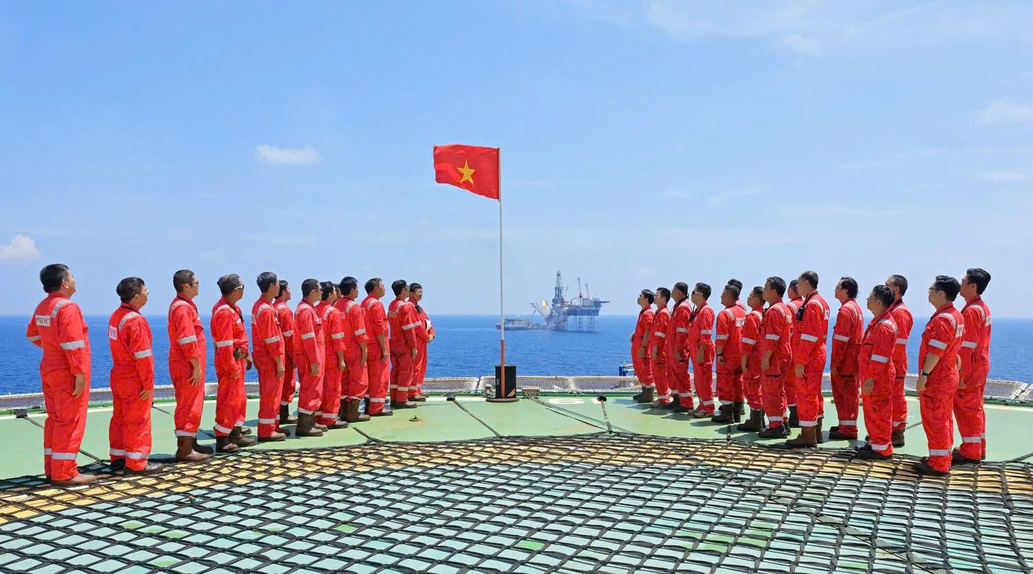 Tập thể cán bộ, kỹ sư, công nhân giàn FPU Đại Hùng 01 thực hiện nghi thức chào cờ