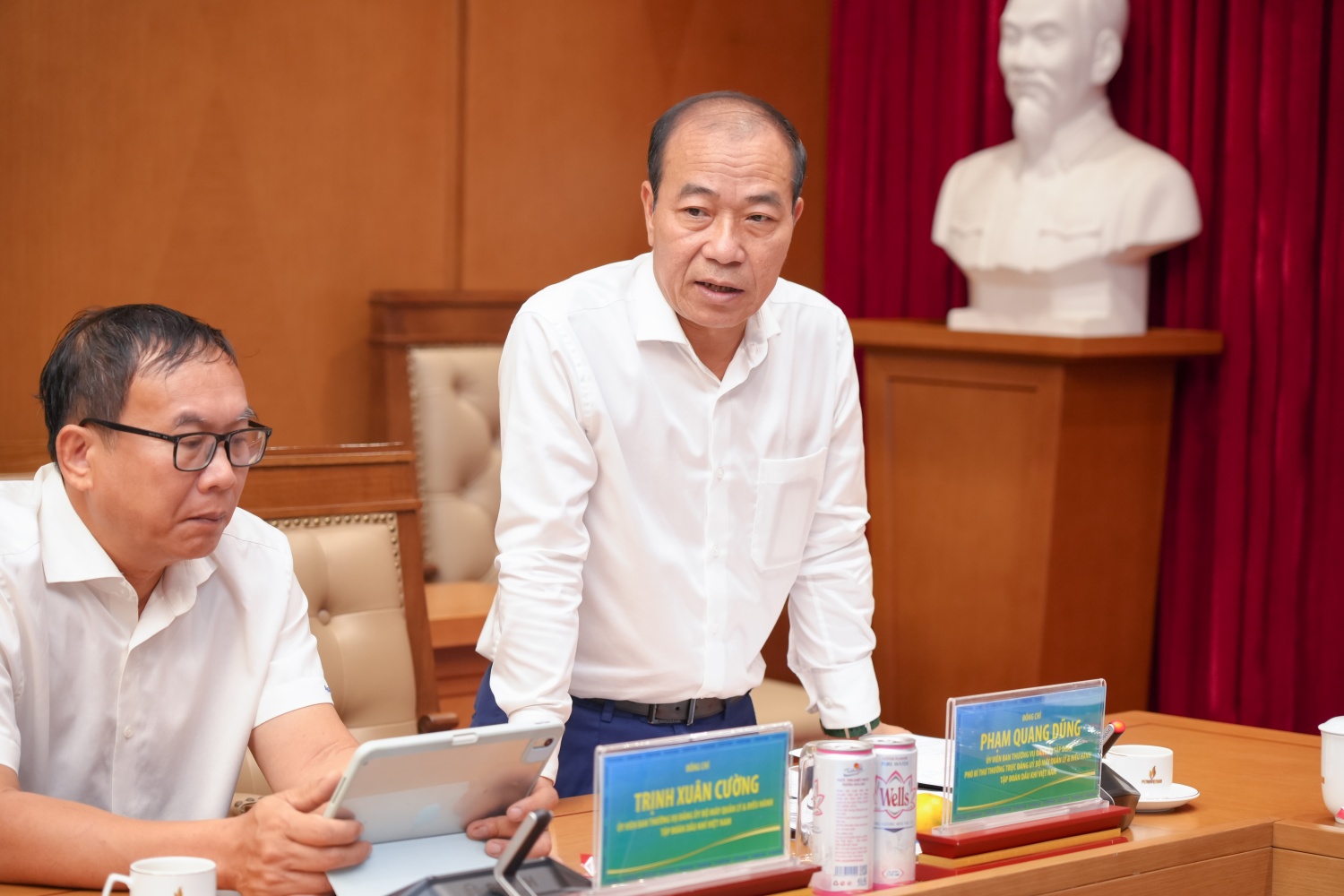 Đồng chí Phạm Quang Dũng, Phó Bí thư Thường trực Đảng ủy BMQL&ĐH Petrovietnam trình bày Báo cáo sơ kết quý I/2025