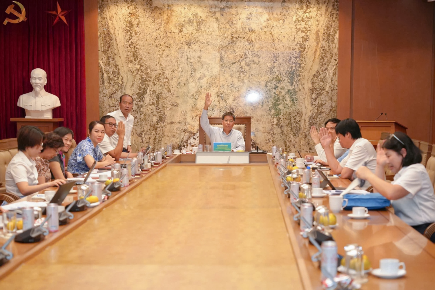 Các đại biểu biểu quyết tại hội nghị