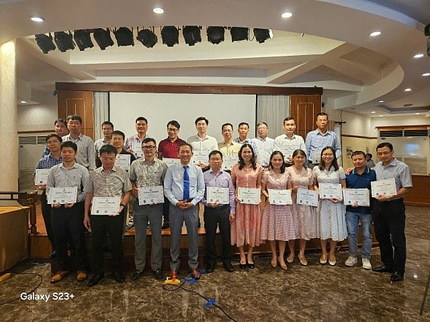 Trao giấy chứng nhận cho các học viên tại các đơn vị trong Vietsovpetro tham gia khóa học.
