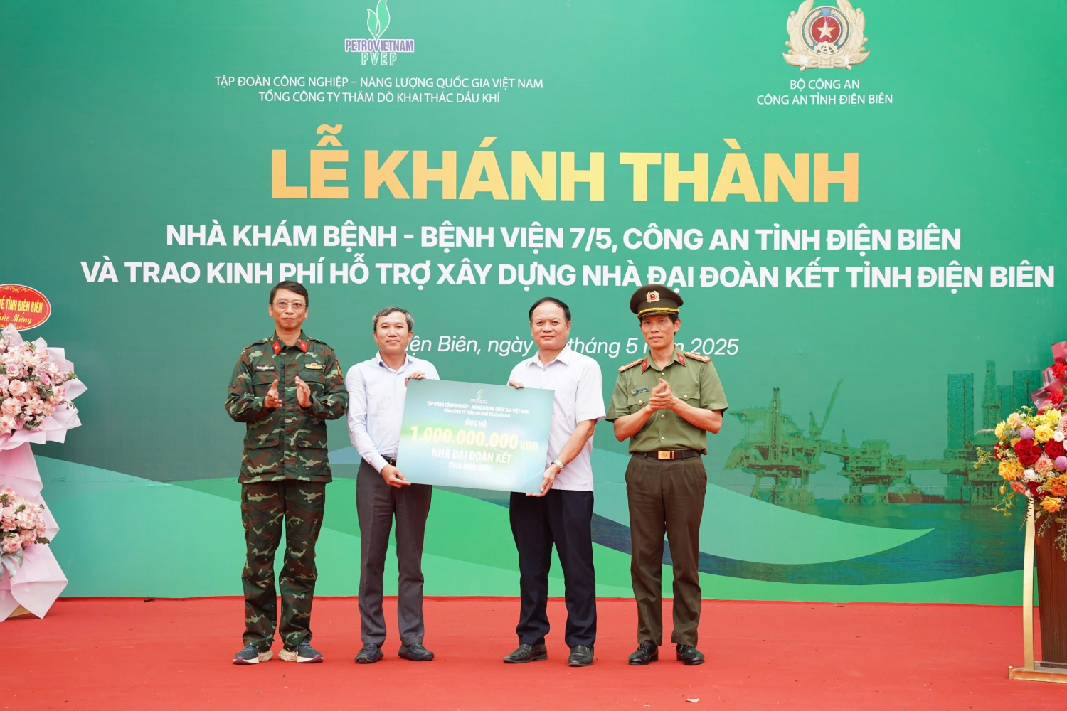 Petrovietnam/PVEP trao tặng 1 tỷ đồng kinh phí xây dựng nhà Đại đoàn kết cho các hộ dân có hoàn cảnh đặc biệt khó khăn trên địa bàn tỉnh Điện Biên.