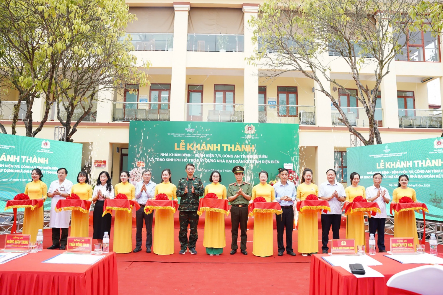 Đại biểu cắt băng khánh thành Nhà Khám bệnh - Bệnh viện 7/5 (Công an tỉnh Điện Biên)
