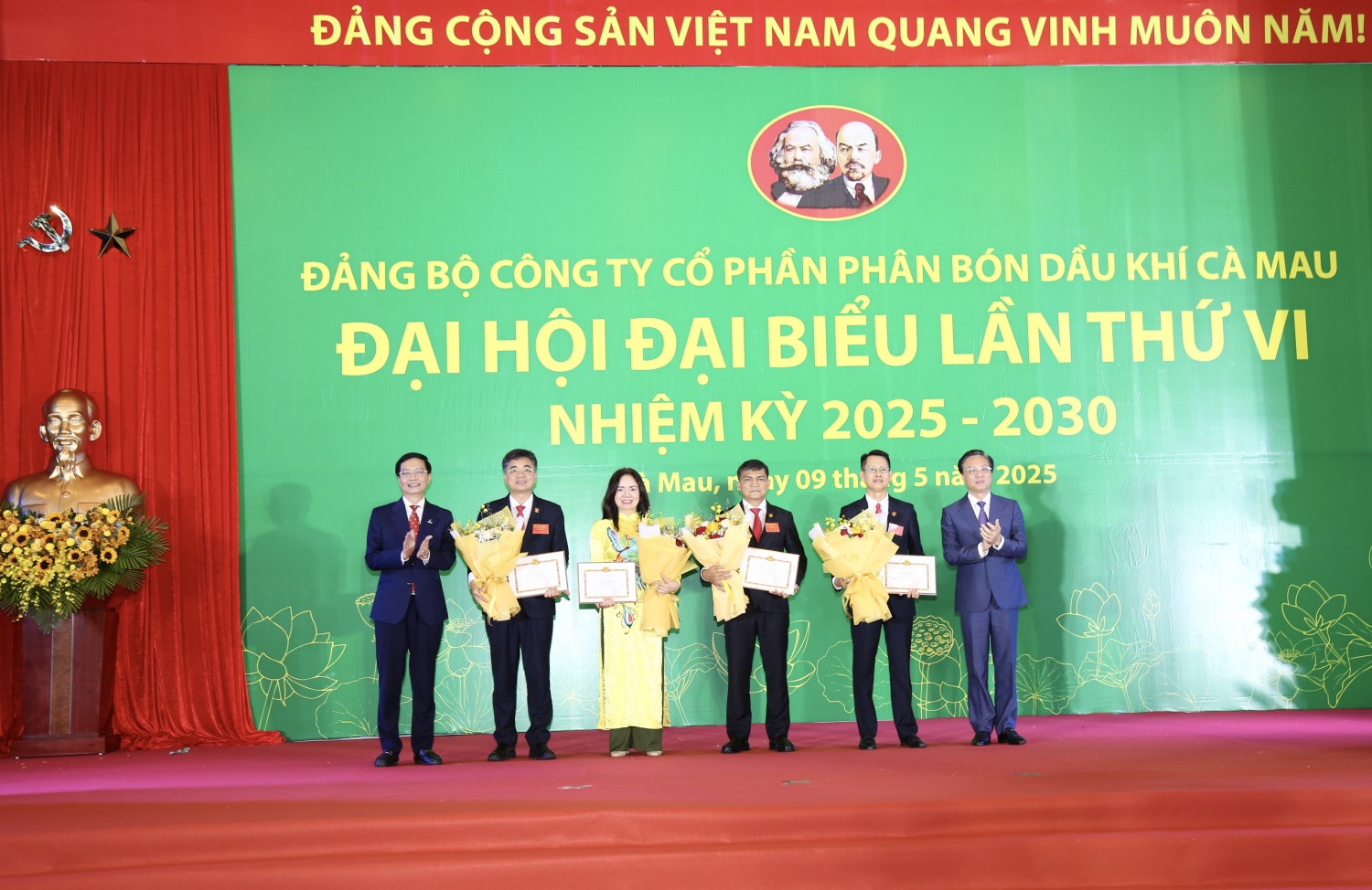 Các đảng viên nhận giấy khen của Đảng uỷ Tập đoàn về thành tích hoàn thành xuất sắc nhiệm vụ 5 năm liền 2020-2024