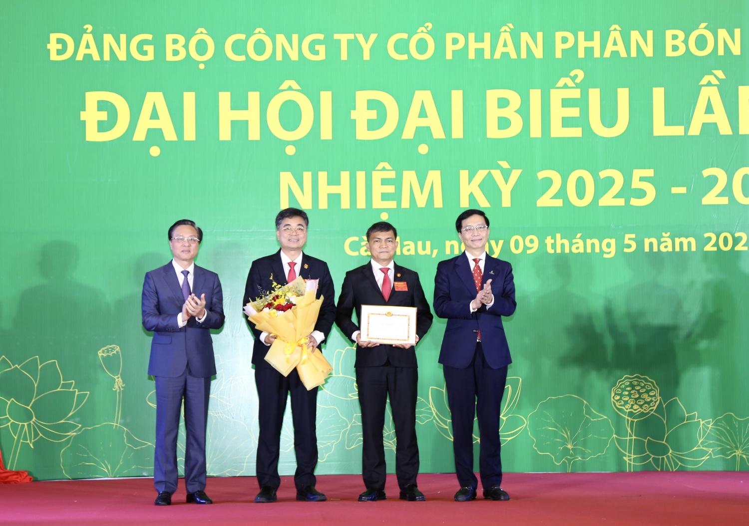 Đồng chí Trần Quang Dũng - Phó Bí thư Thường trực Đảng uỷ Petrovietnam và đồng chí Bùi Minh Tiến - Ủy viên BTV Đảng ủy, Thành viên HĐTV Petrovietnam tặng giấy khen của Đảng uỷ Tập đoàn cho PVCFC