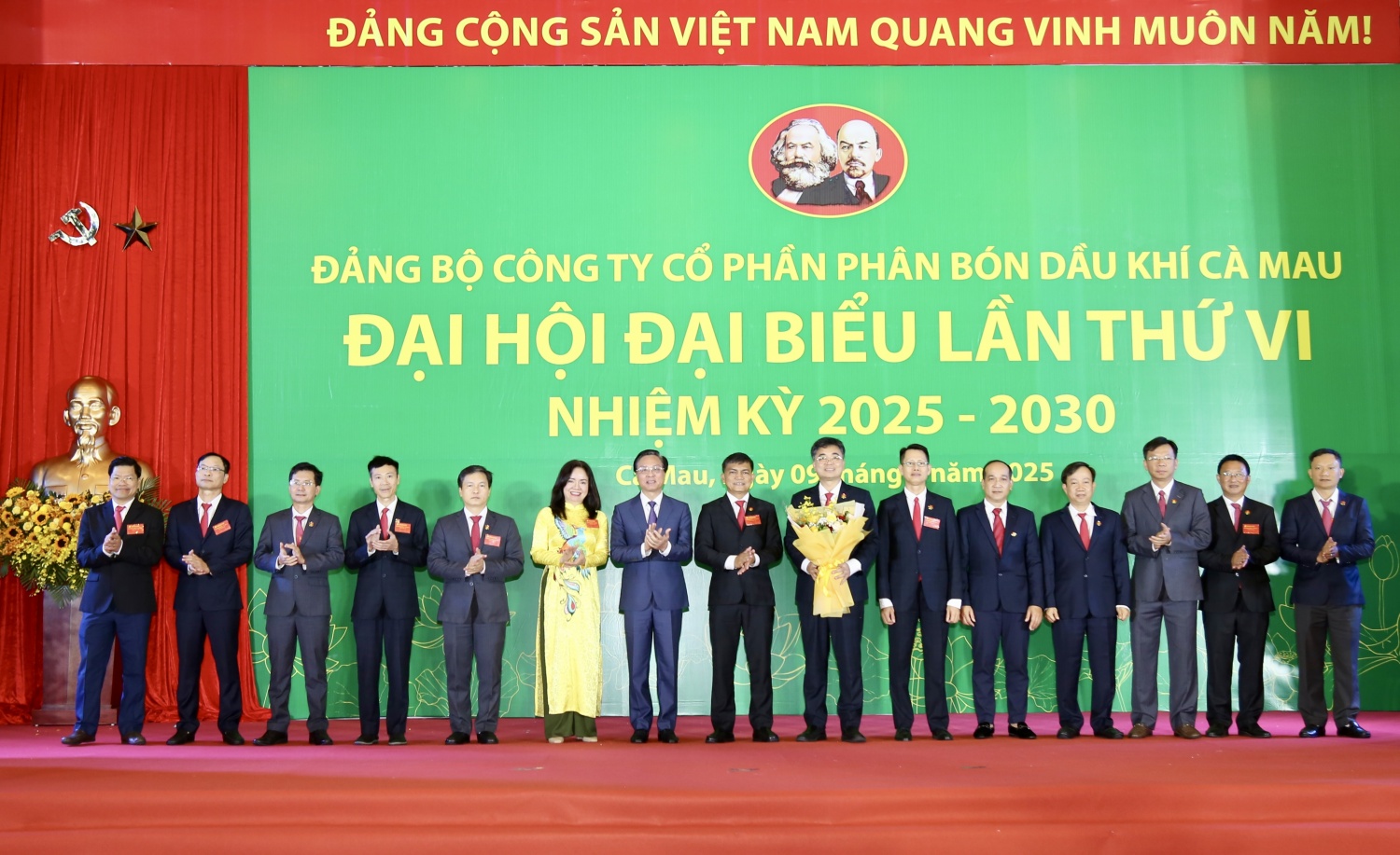 Đồng chí Bùi Minh Tiến chúc mừng Ban Chấp hành Đảng bộ PVCFC khoá VI, nhiệm kỳ 2025 - 2030