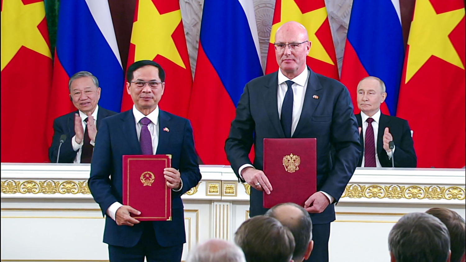 Phó Thủ tướng, Bộ trưởng Bộ Ngoại giao Bùi Thanh Sơn và Phó Thủ tướng Nga Dmitry Chernyshenko đã trao hiệp định hợp tác trong lĩnh vực dầu khí