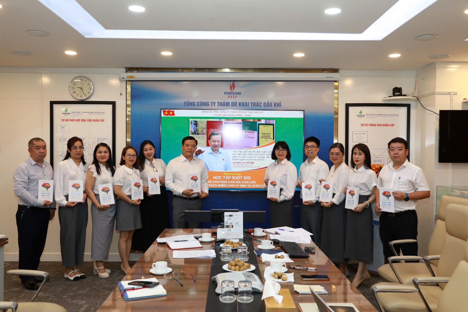Các đại biểu hưởng ứng, lan tỏa tinh thần “Học tập suốt đời” trong bài viết của Tổng Bí thư Tô Lâm