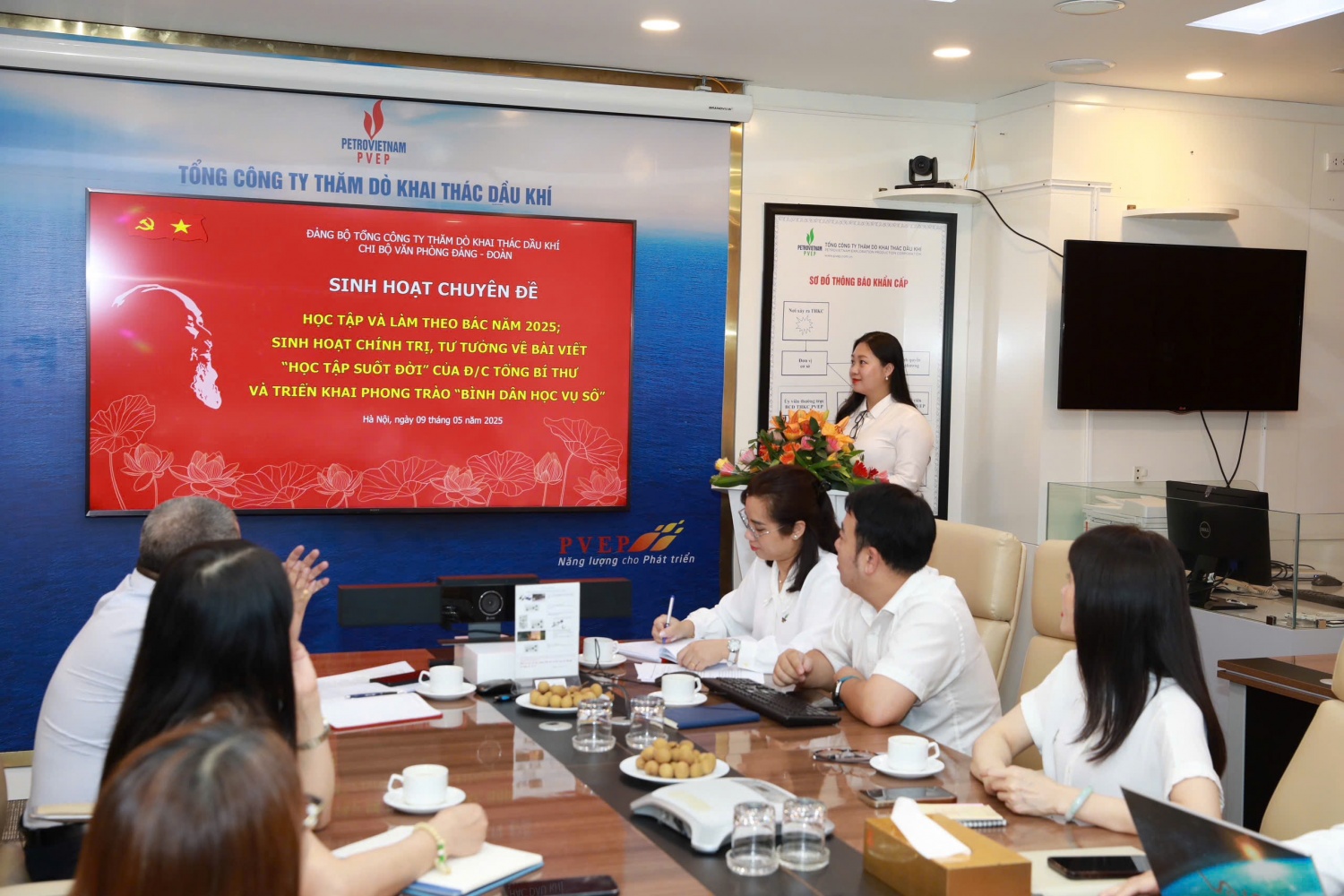 Đồng chí Lê Dịu Hương trình bày, trao đổi chuyên đề Học tập và làm theo Bác năm 2025; sinh hoạt chính trị, tư tưởng về bài viết “Học tập suốt đời” của đồng chí Tổng Bí thư Tô Lâm