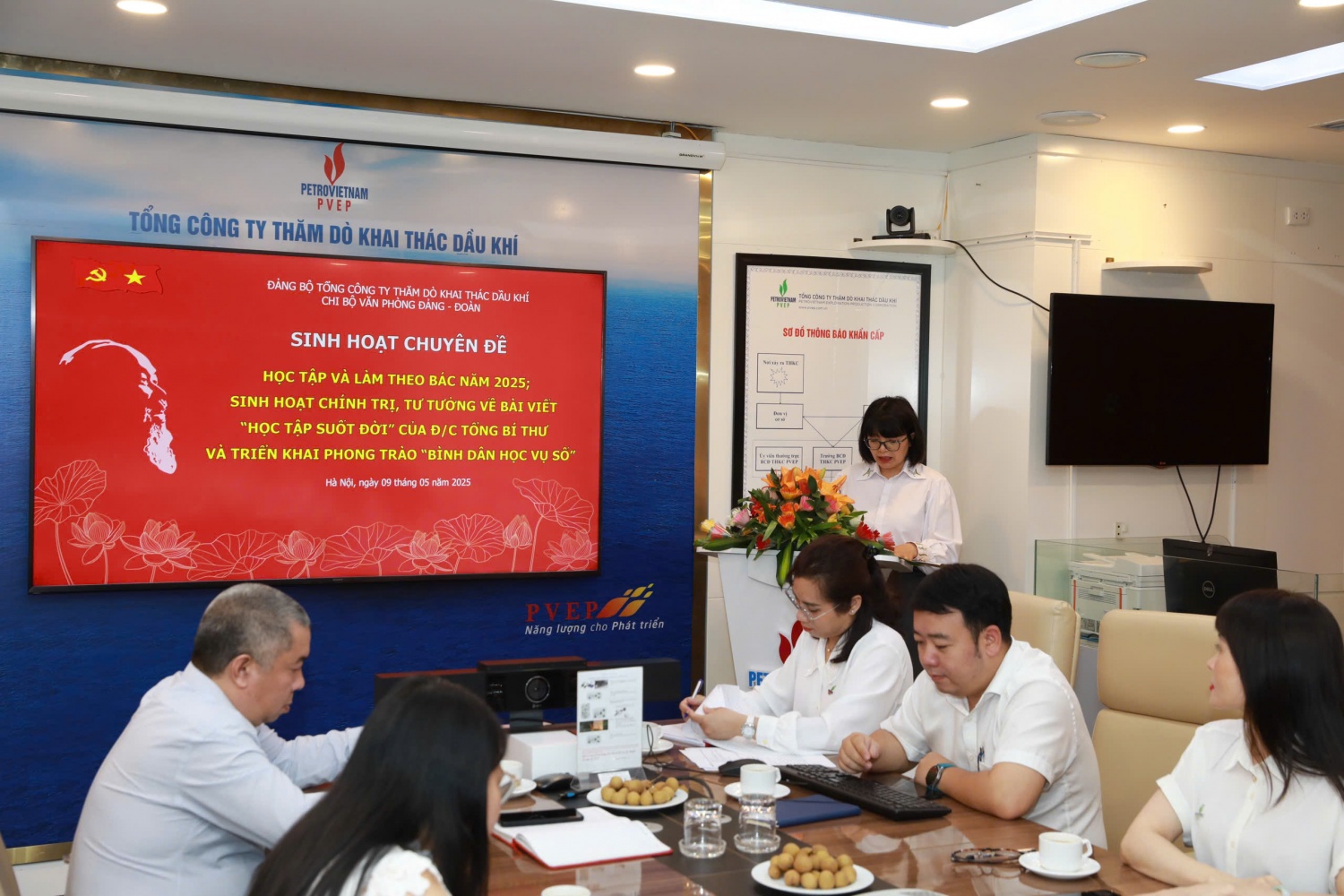 Đồng chí Nguyễn Thị Bích Hạnh, Ủy viên BCH Đảng bộ PVEP, Bí thư Chi bộ, Chánh Văn phòng Đảng - Đoàn phát biểu tại chương trình