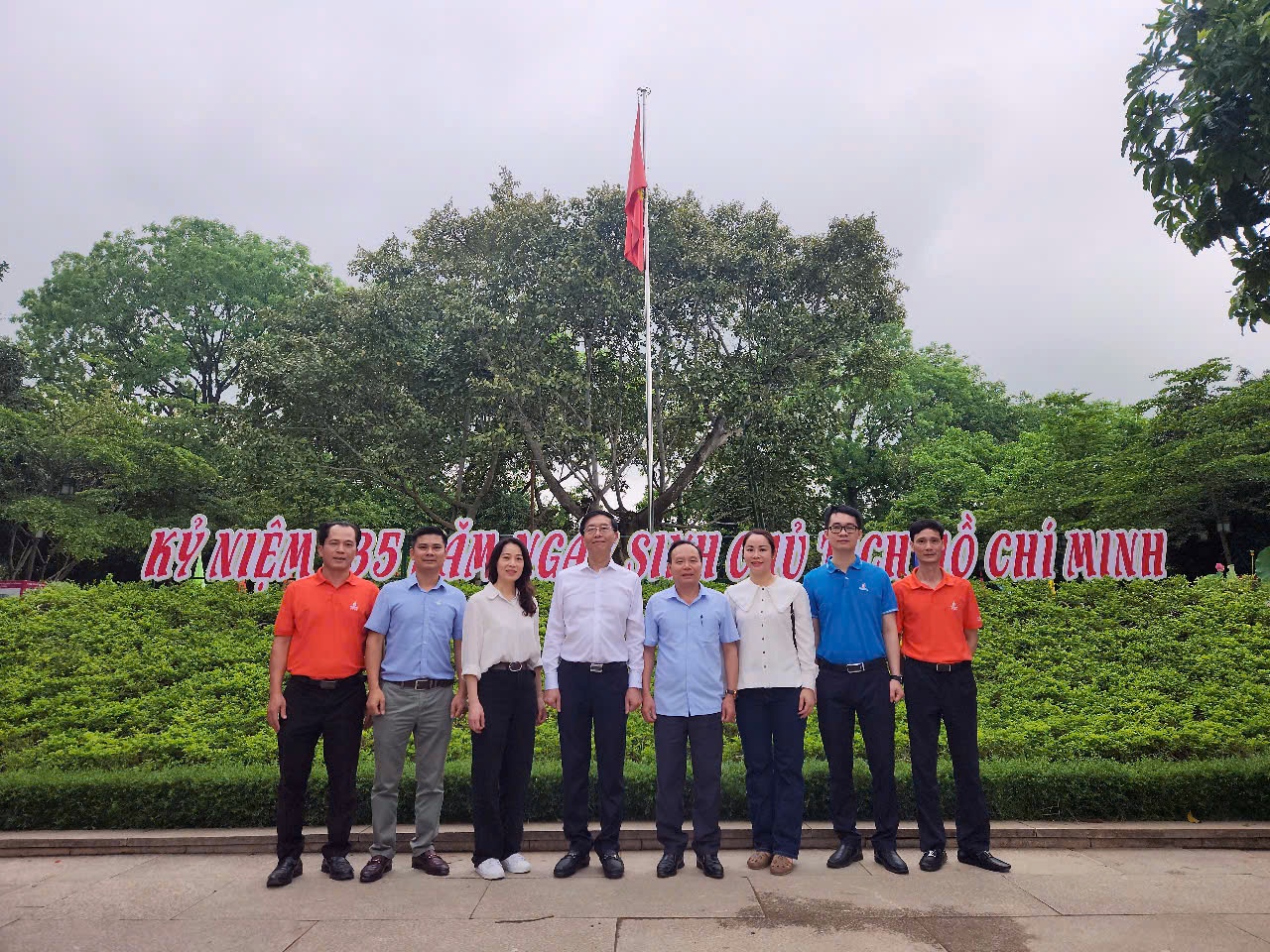 Đoàn công tác chụp ảnh lưu niệm tại Khu di tích Kim Liên