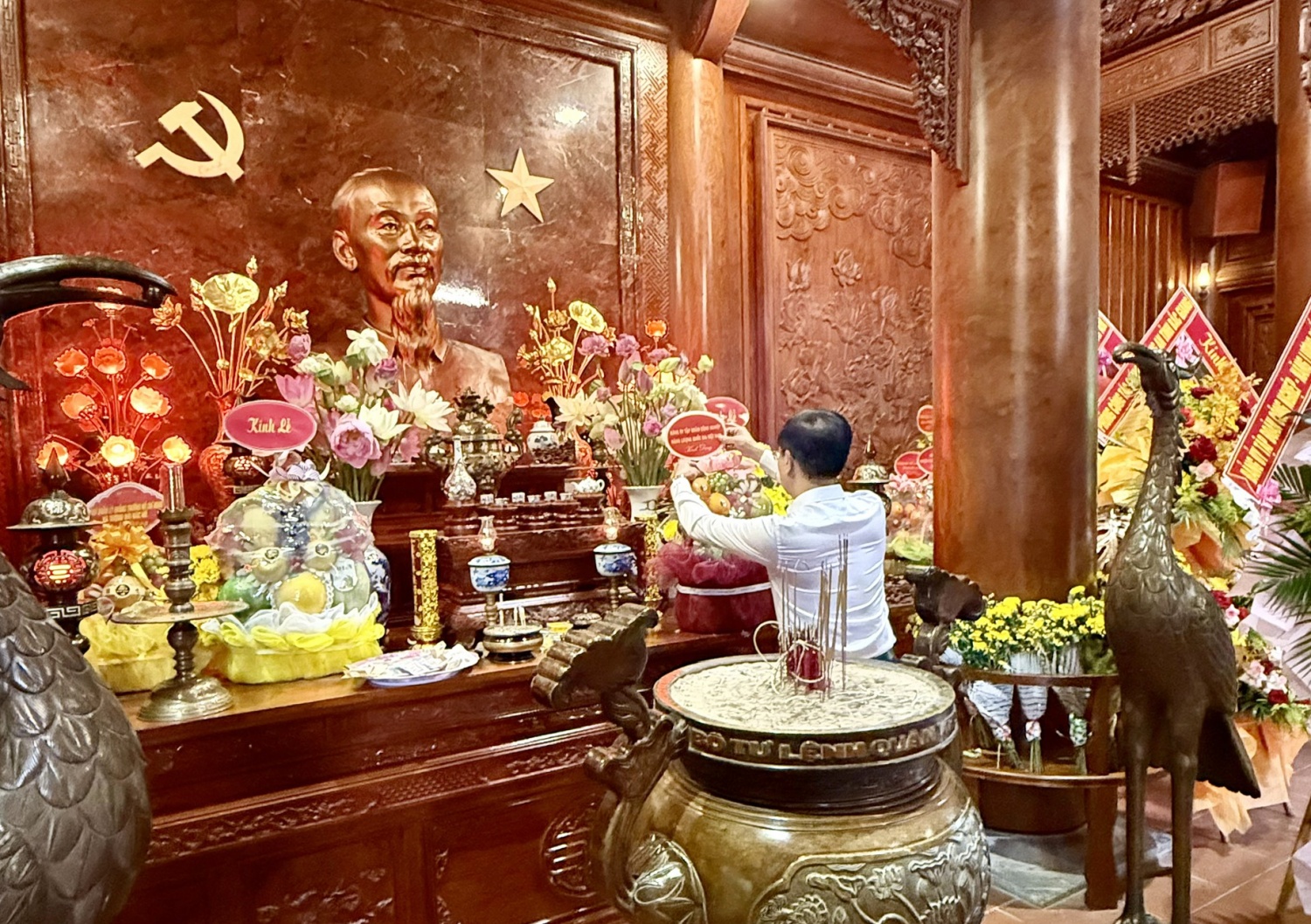 Đồng chí Trần Quang Dũng đại diện đoàn công tác dâng hương