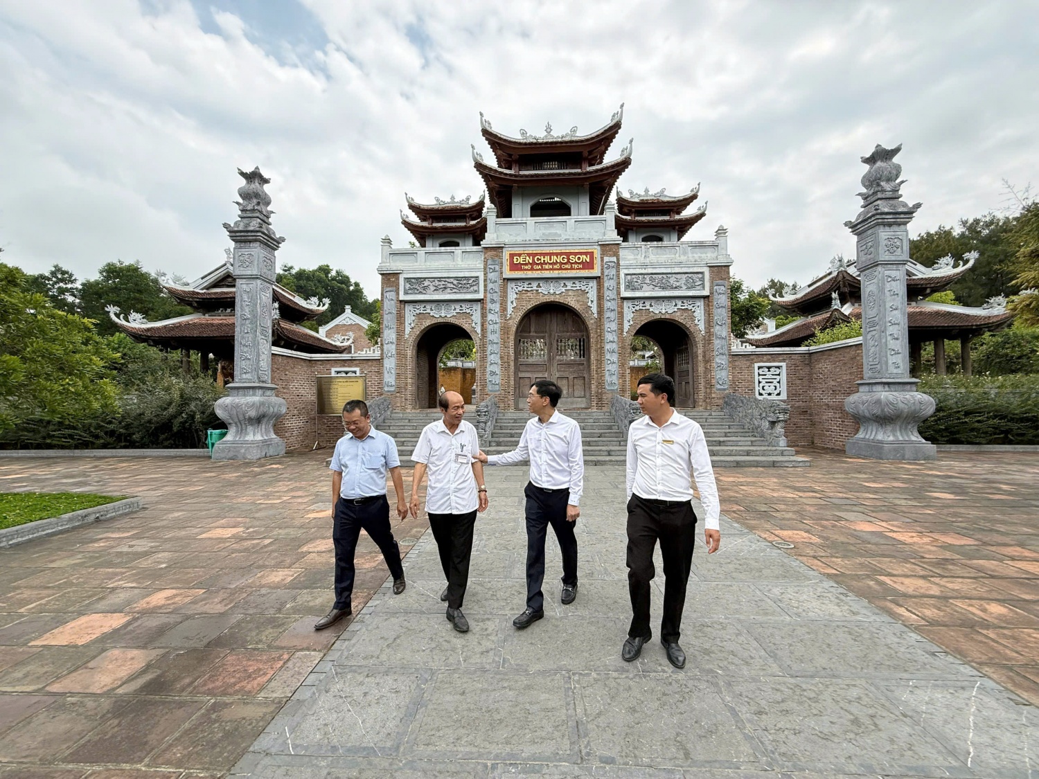 Lãnh đạo Tập đoàn trao đổi với lãnh đạo Ban Quản lý đền Chung Sơn