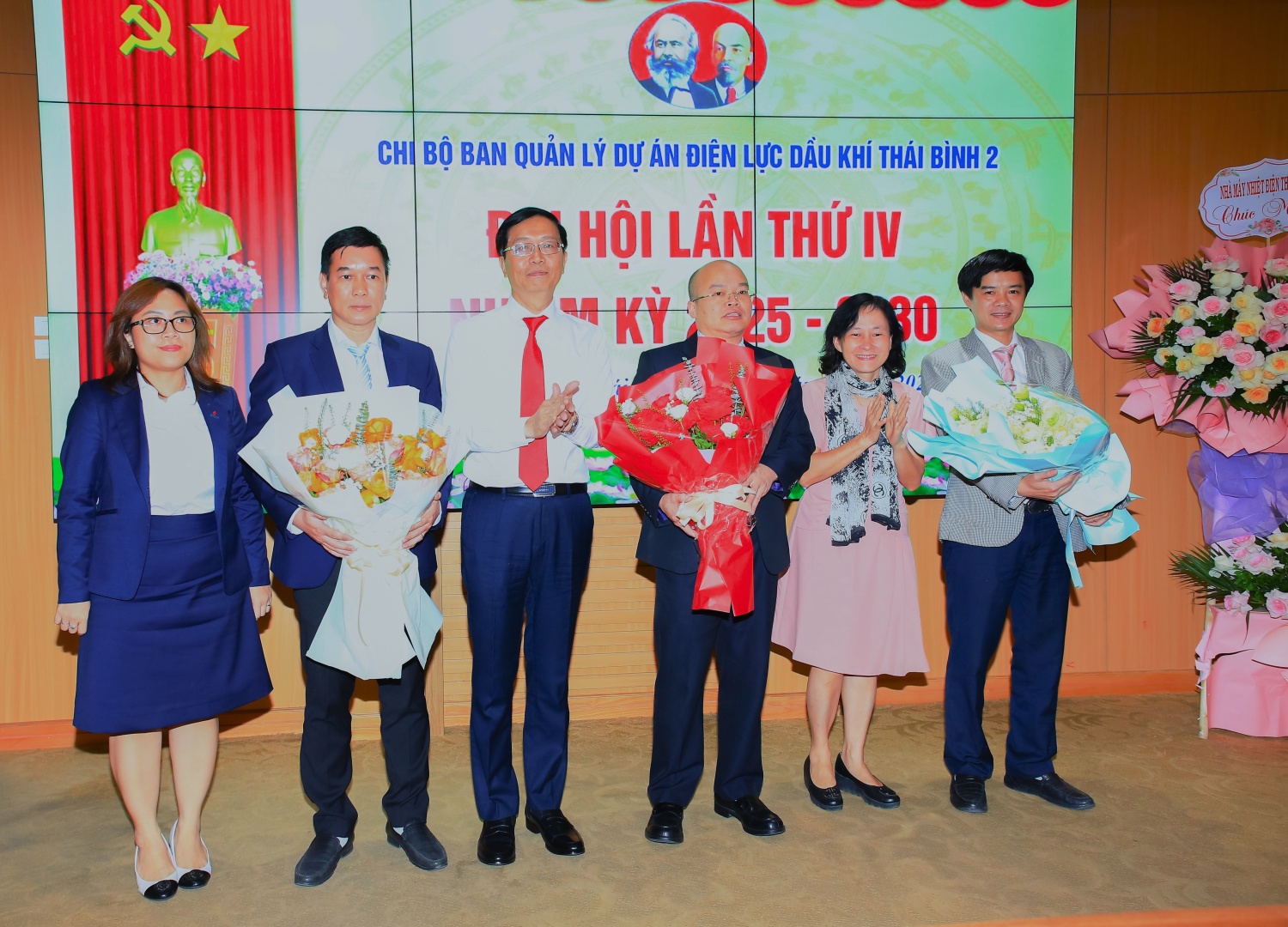 Chi bộ Ban QLDA ĐLDK Thái Bình 2 nhiệm kỳ 2025-2030 ra mắt đại hội.