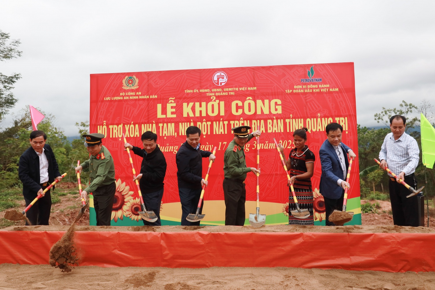Lãnh đạo Bộ Công an, tỉnh Quảng Trị và đồng chí Lê Ngọc Sơn, Tổng Giám đốc Petrovietnam thực hiện nghi thức khởi công xây dựng hỗ trợ xoá nhà tạm, nhà dột nát trên địa bàn tỉnh Quảng Trị.