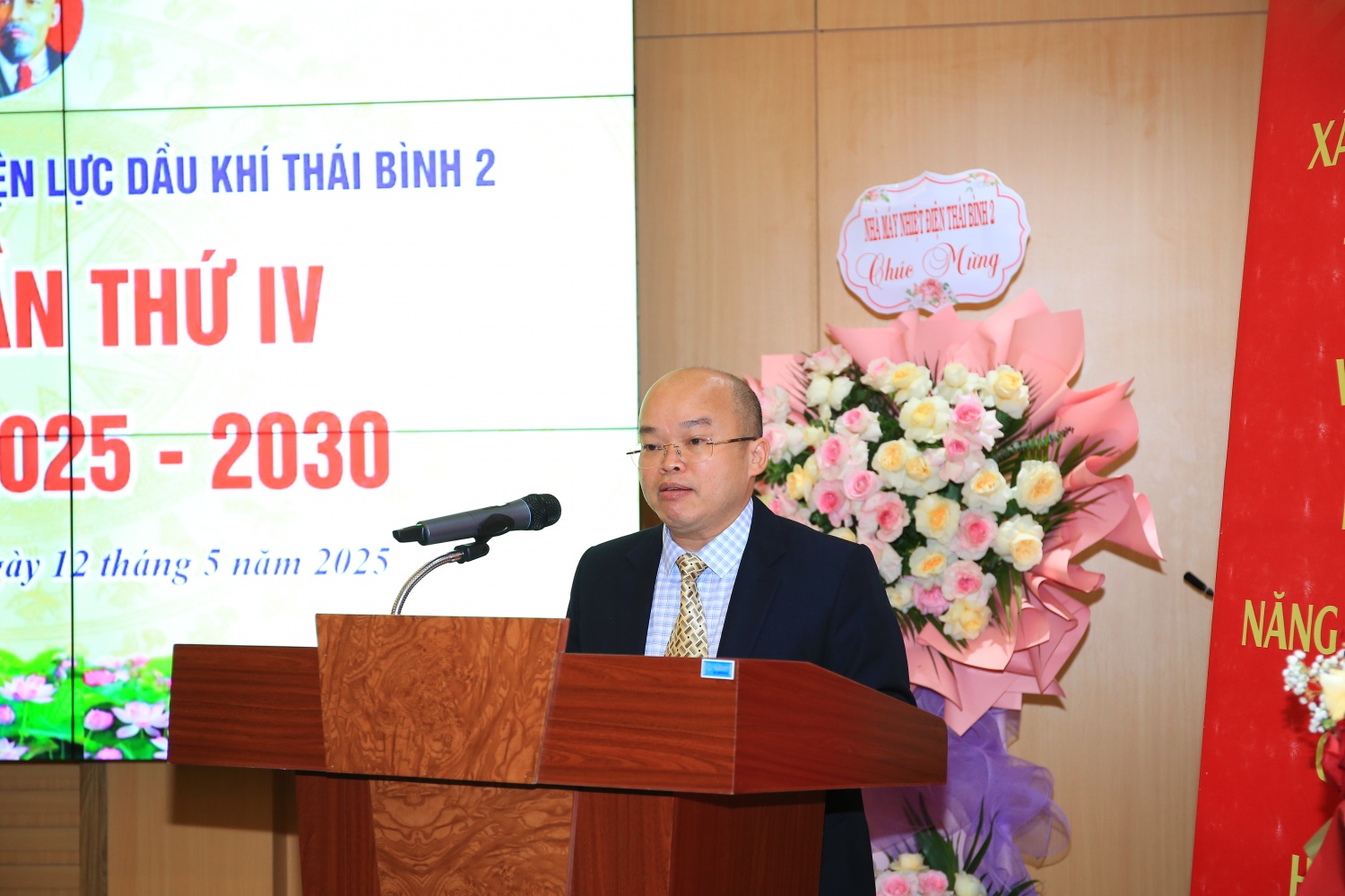 Đồng chí Hồ Hữu Triển báo cáo việc thực hiện nhiệm vụ chính trị nhiệm kỳ 2020-2025 và phương hướng nhiệm vụ nhiệm kỳ 2025-2030.