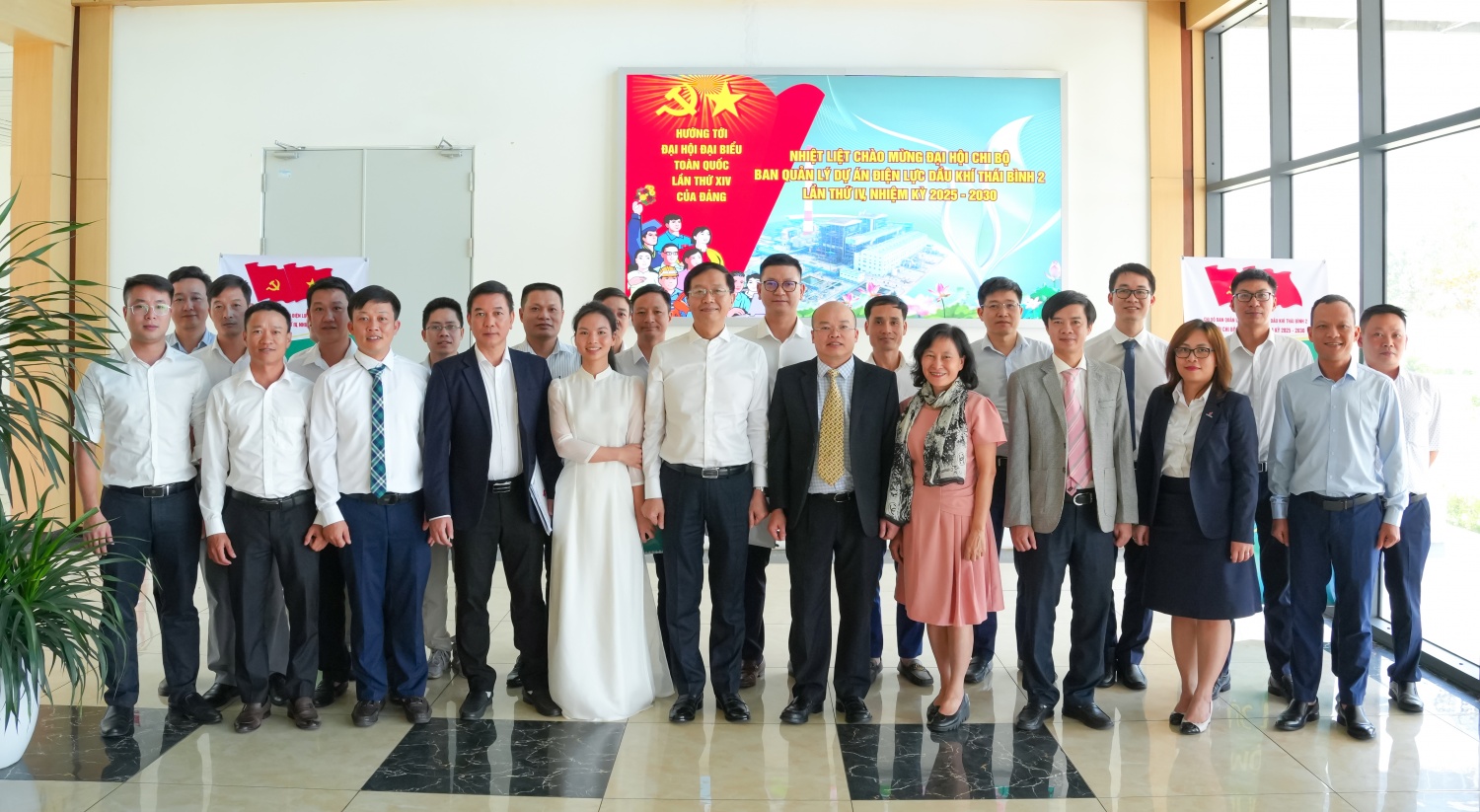 Lãnh đạo Đảng ủy Petrovietnam cùng cán bộ, đảng viên Chi bộ Ban QLDA ĐLDK Thái Bình 2.