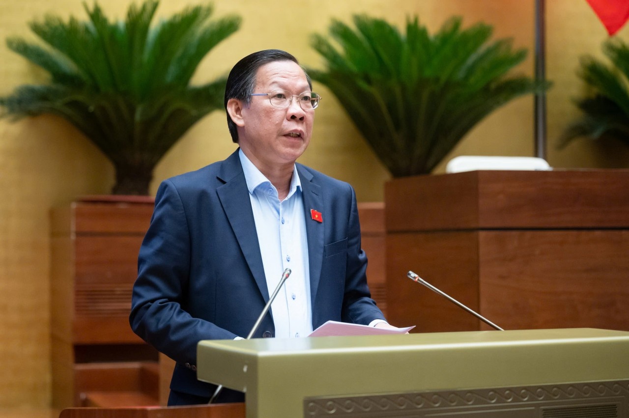 Chủ nhiệm Ủy ban Kinh tế và Tài chính Phan Văn Mãi trình bày báo cáo