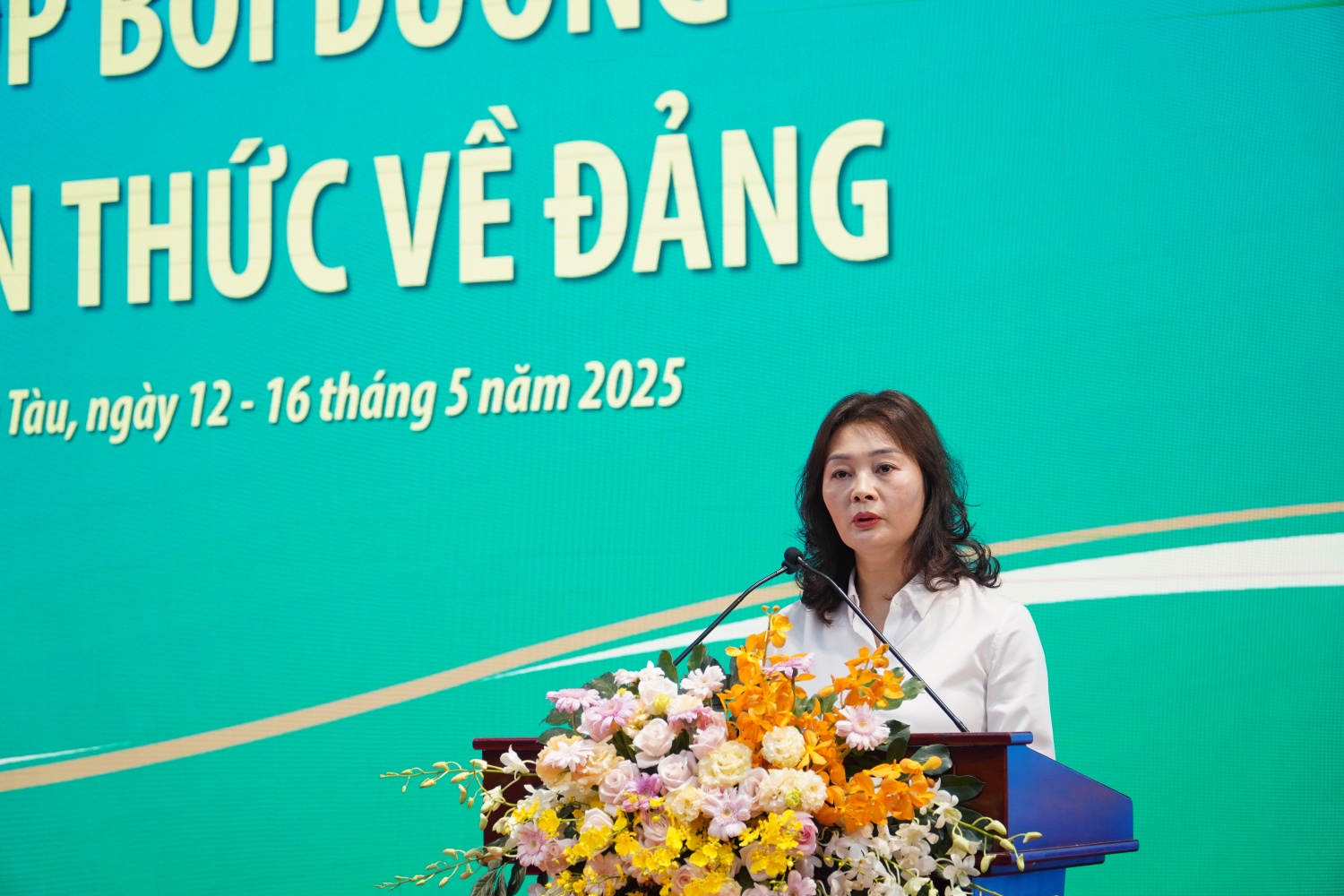 Đồng chí Đinh Thị Hồng Thúy - Phó Chánh Văn phòng Đảng ủy Tập đoàn phổ biến nội quy lớp học.