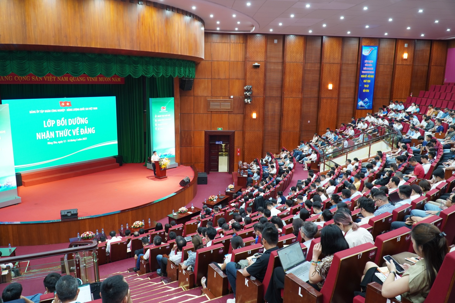 Toàn cảnh Lớp bồi dưỡng nhận thức về Đảng năm 2025 tại khu vực Vũng Tàu.