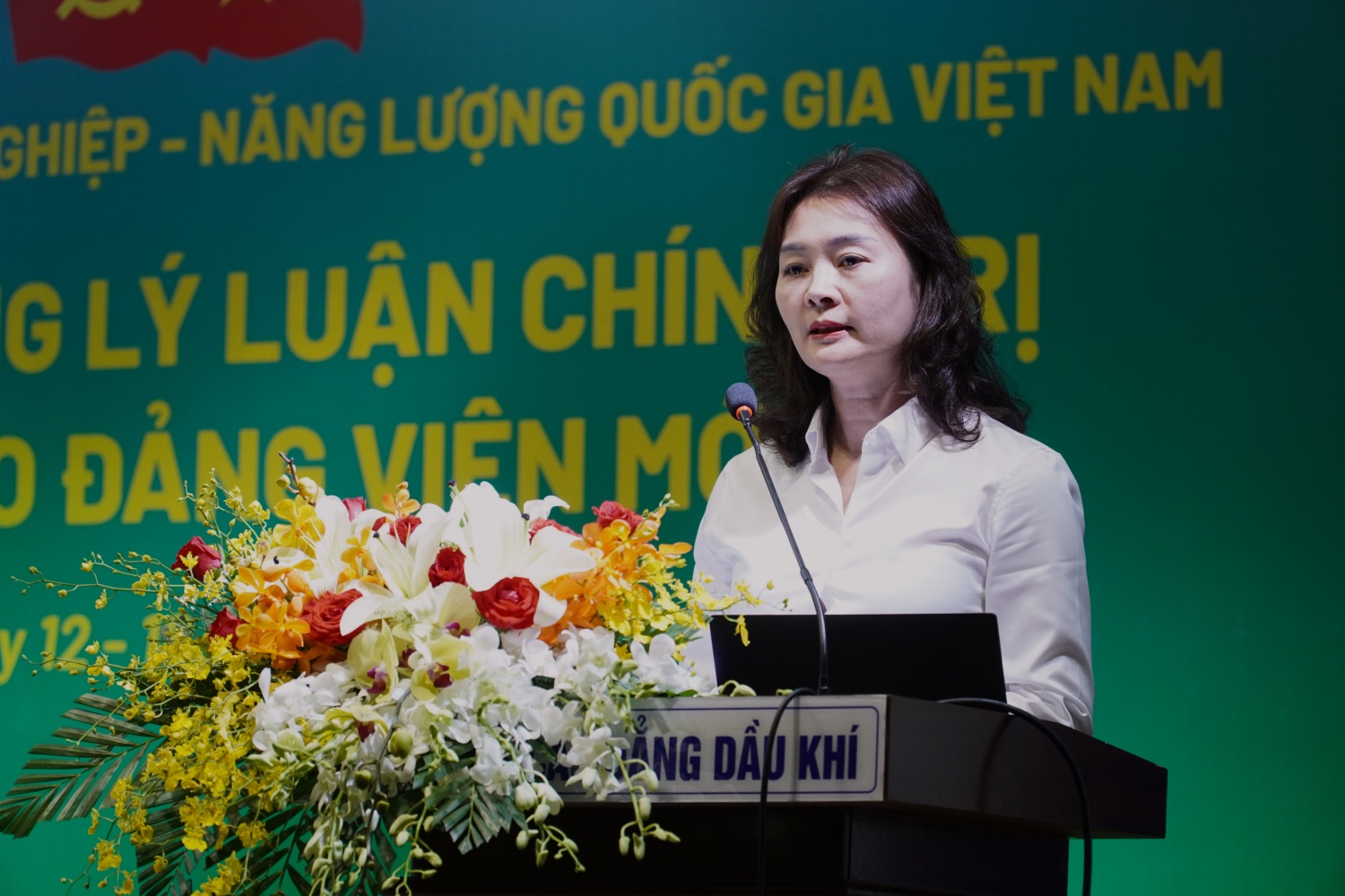 Đồng chí Đinh Thị Hồng Thúy công bố quyết định mở Lớp bồi dưỡng lý luận chính trị dành cho đảng viên mới năm 2025.