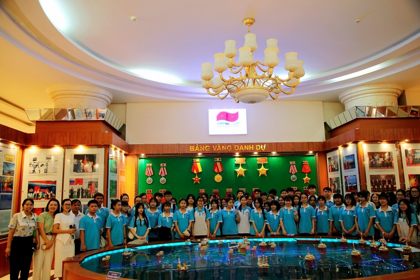 Đoàn tham quan Phòng truyền thống của Liên doanh Vietsovpetro.