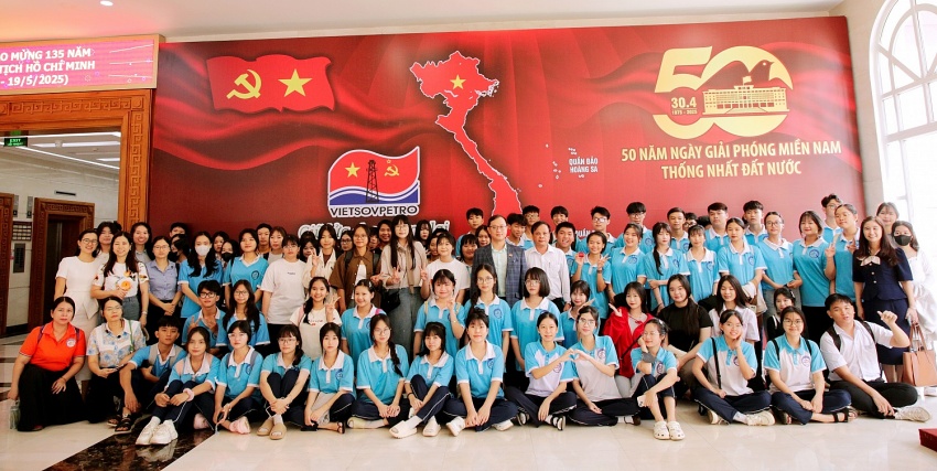 Thầy trò Trường THPT Nguyễn Trãi tham quan, trải nghiệm tại Vietsovpetro
