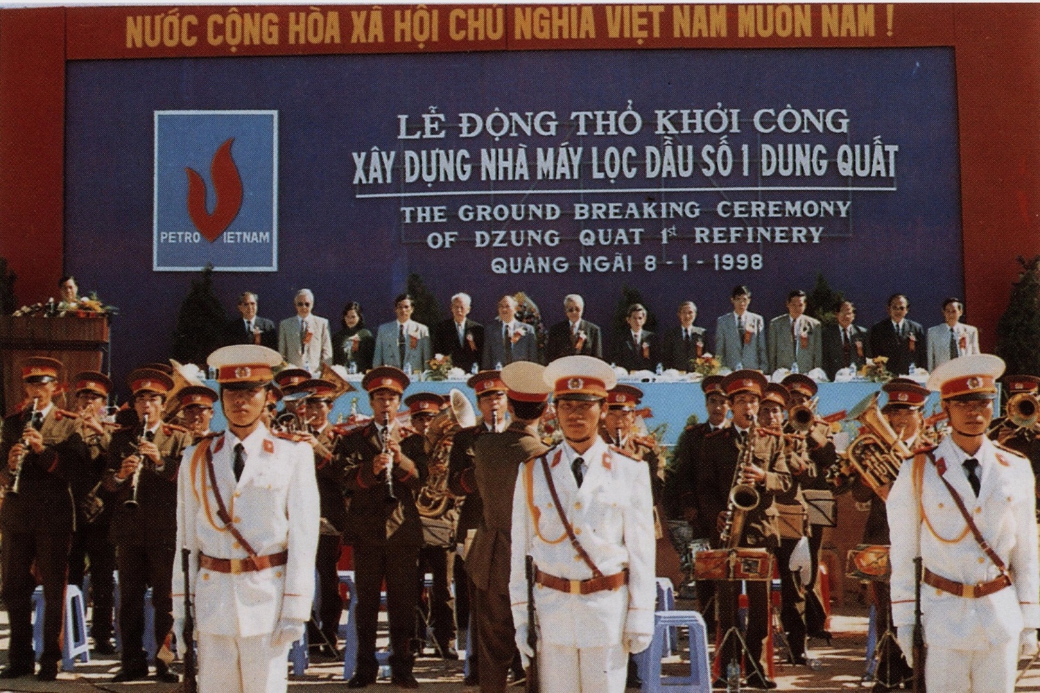 Ngày 8/1/1998, NMLD Dung Quất động thổ khởi công tại tỉnh Quảng Ngãi.