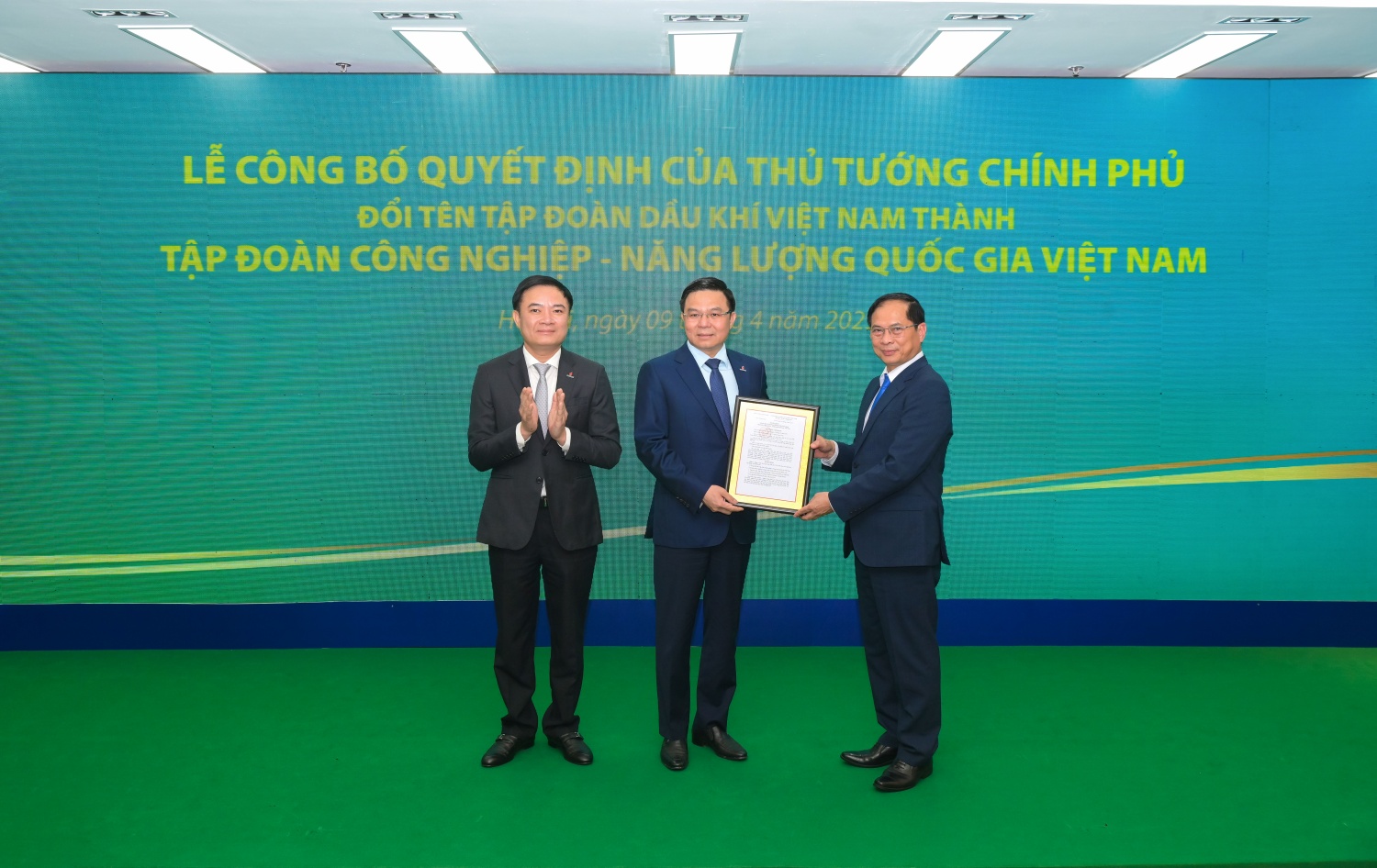 Phó Thủ tướng Bùi Thanh Sơn trao Quyết định của Thủ tướng Chính phủ đổi tên Tập đoàn Dầu khí Việt Nam thành Tập đoàn Công nghiệp - Năng lượng Quốc gia Việt Nam