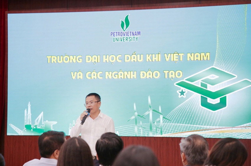 Thầy Bùi Tử An - Đại diện Phòng Đào tạo PVU giới thiệu tổng quan về Nhà trường.