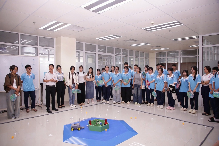Thầy Bùi Minh Thảo - Khoa Khoa học cơ bản giới thiệu về Câu lạc bộ khởi nghiệp sáng tạo tại PVU.