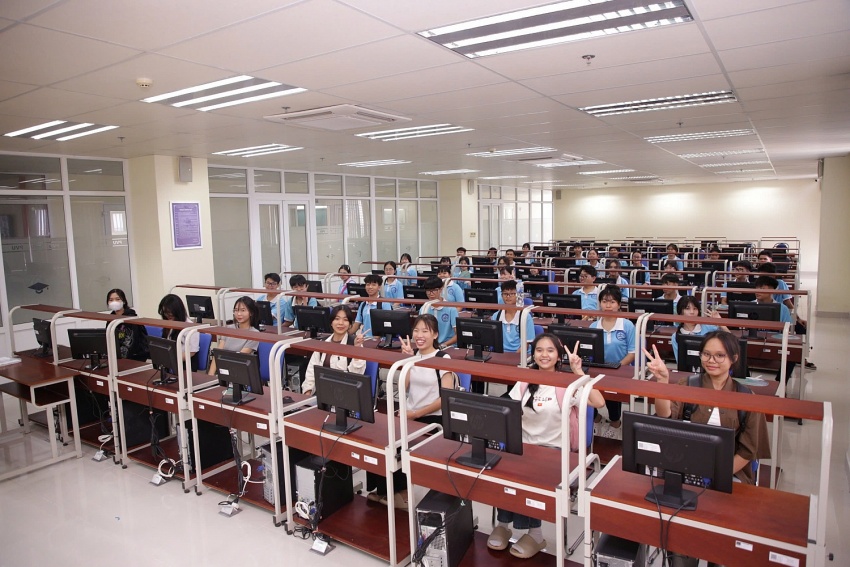 Học sinh Trường THPT Nguyễn Trãi hào hứng tham quan và khám phá môi trường học tập tại PVU.