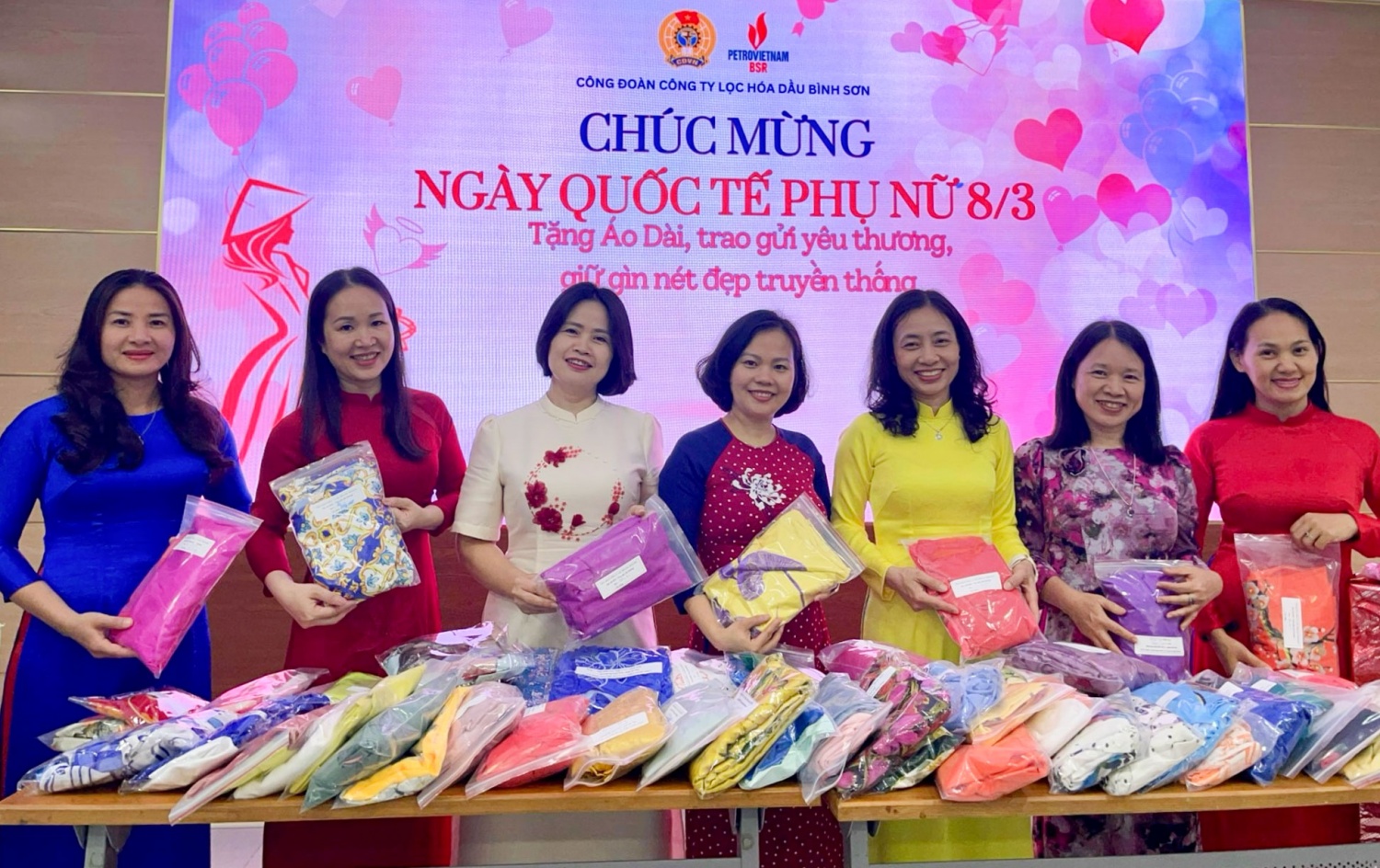 Chị Trần Thị Lụa trong chương trình quyên góp áo dài tặng phụ nữ vùng cao nhân dịp 8/3 của Ban Tuyên giáo - Nữ công BSR.