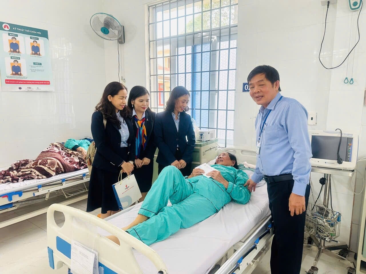 Chị Trần Thị Lụa thăm các bệnh nhân có hoàn cảnh khó khăn tại Trung tâm Y tế huyện Bình Sơn (tỉnh Quảng Ngãi)
